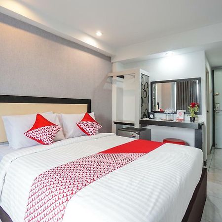 Oyo 1318 Hotel Prince Boulevard Manado Extérieur photo