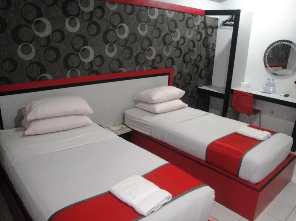 Oyo 1318 Hotel Prince Boulevard Manado Extérieur photo