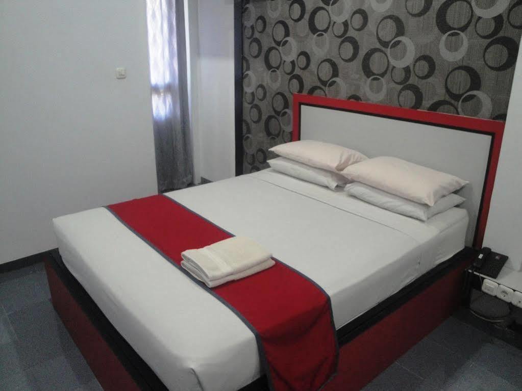 Oyo 1318 Hotel Prince Boulevard Manado Extérieur photo