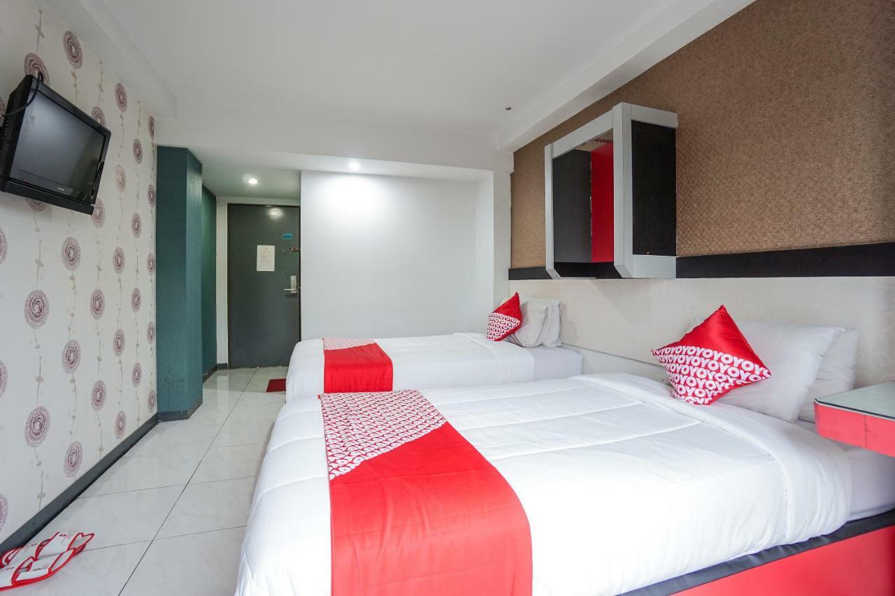 Oyo 1318 Hotel Prince Boulevard Manado Extérieur photo