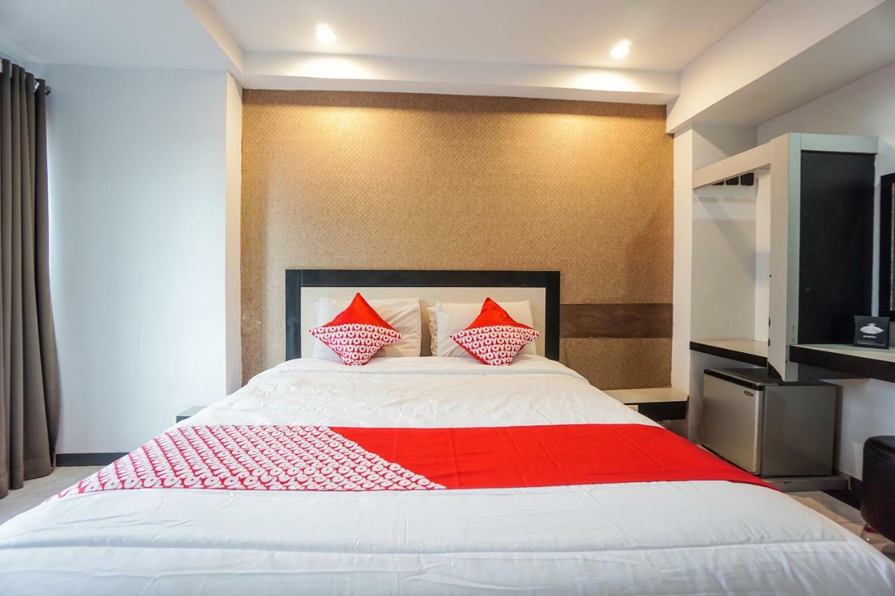 Oyo 1318 Hotel Prince Boulevard Manado Extérieur photo