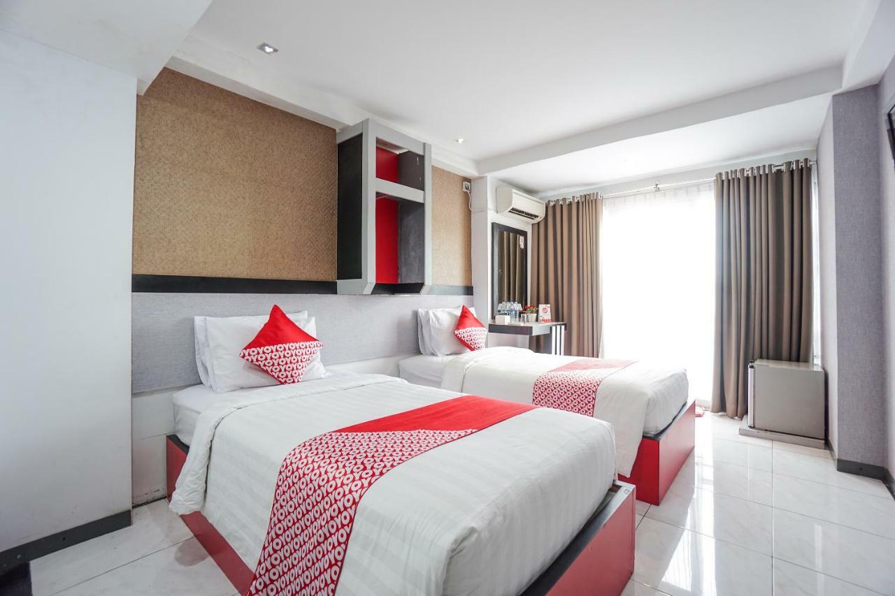 Oyo 1318 Hotel Prince Boulevard Manado Extérieur photo